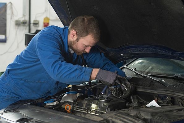 KFZ-Reparatur in der Werkstatt